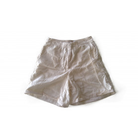 short beige habillé avec imprimé fleuri cousu sur le tissu