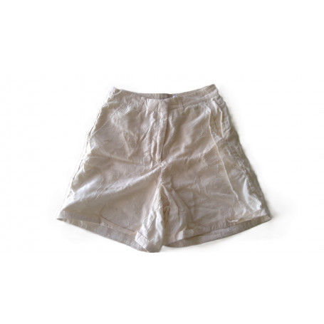 short beige habillé avec imprimé fleuri cousu sur le tissu